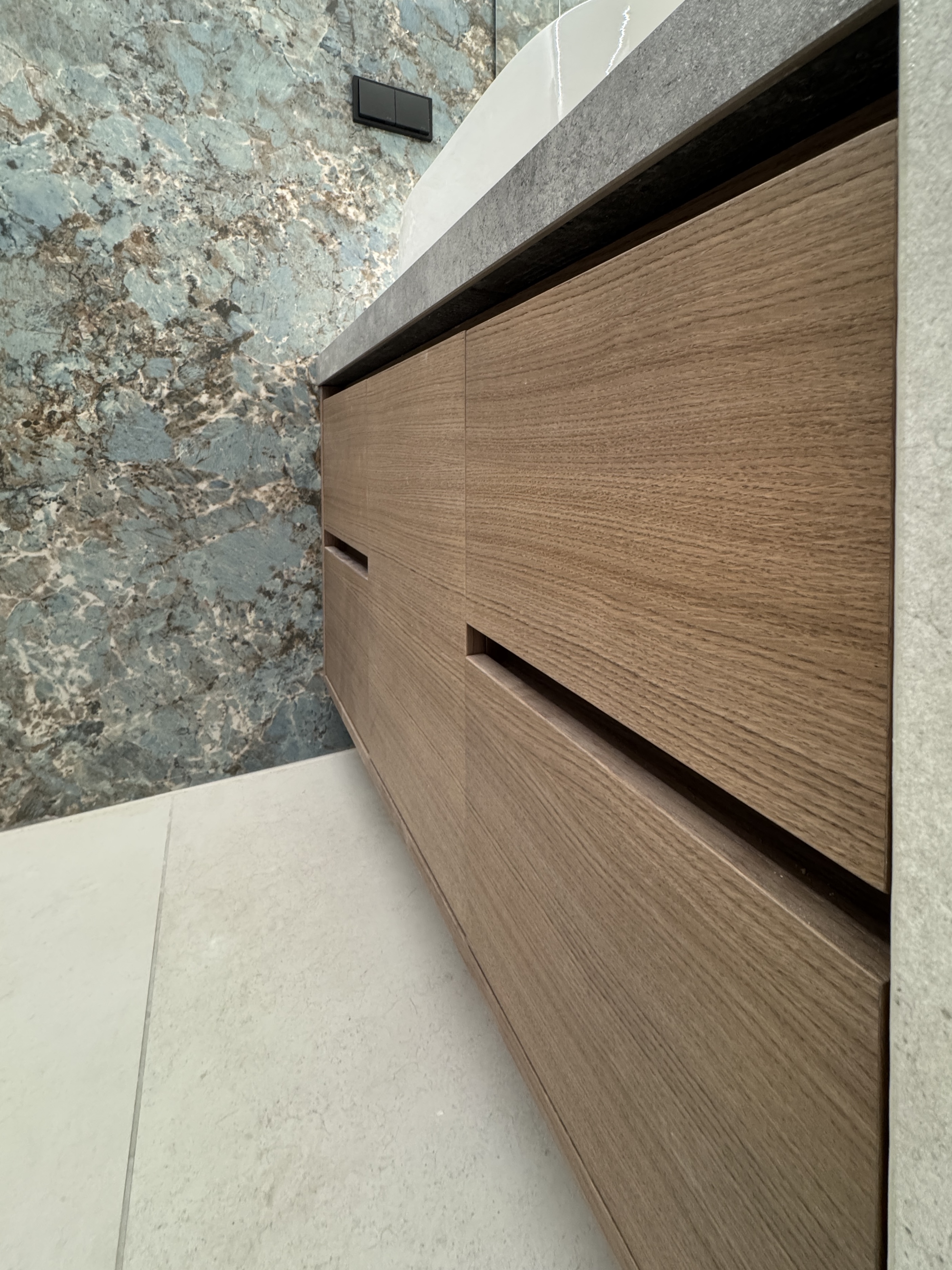 Playing With Oak - Interior design detail 1 by Ilia Dabiza - Bathroom