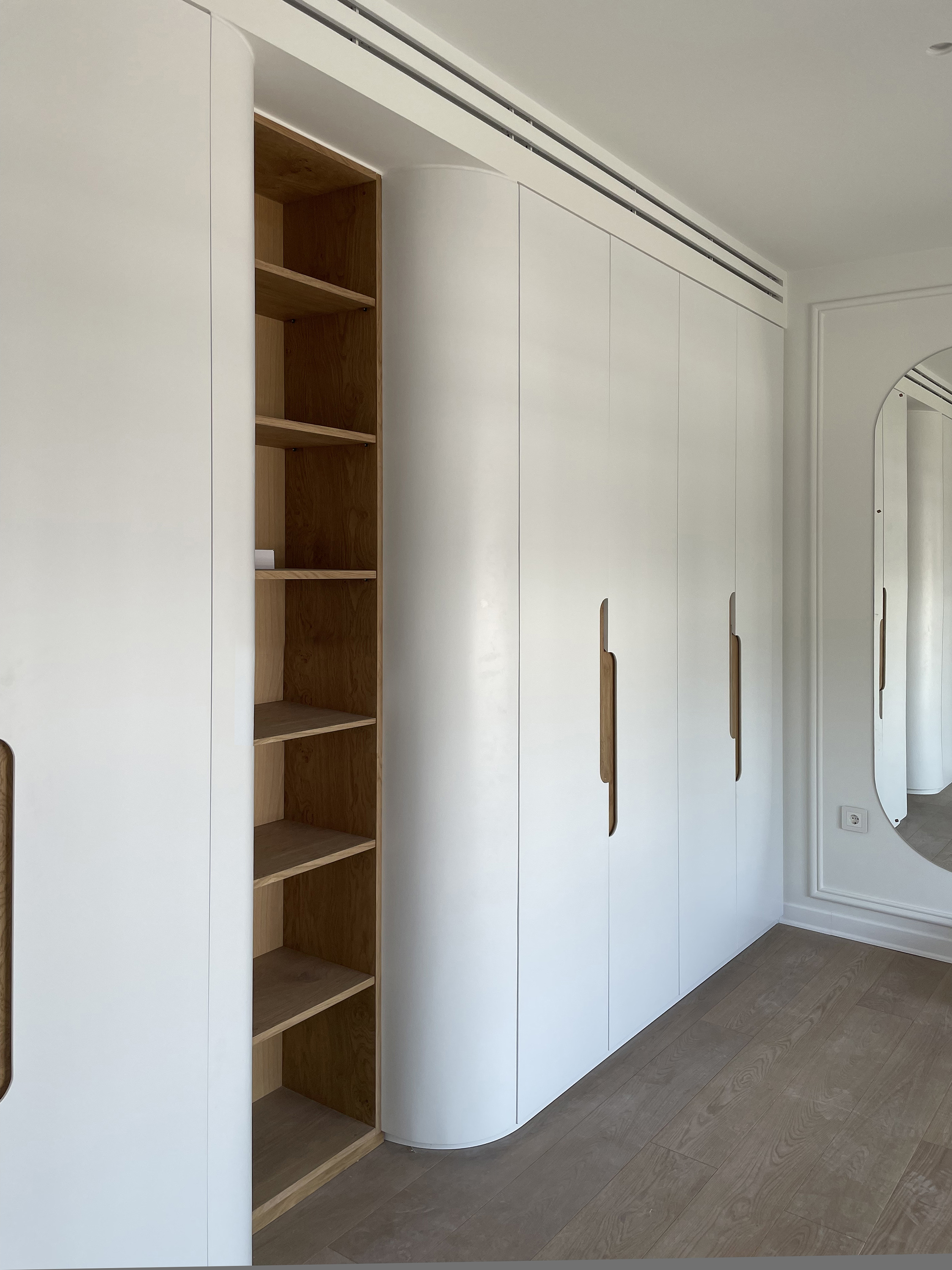 Closet Round Edges - Interior design project by Ilia Dabiza - Dressing Rooms & Closets