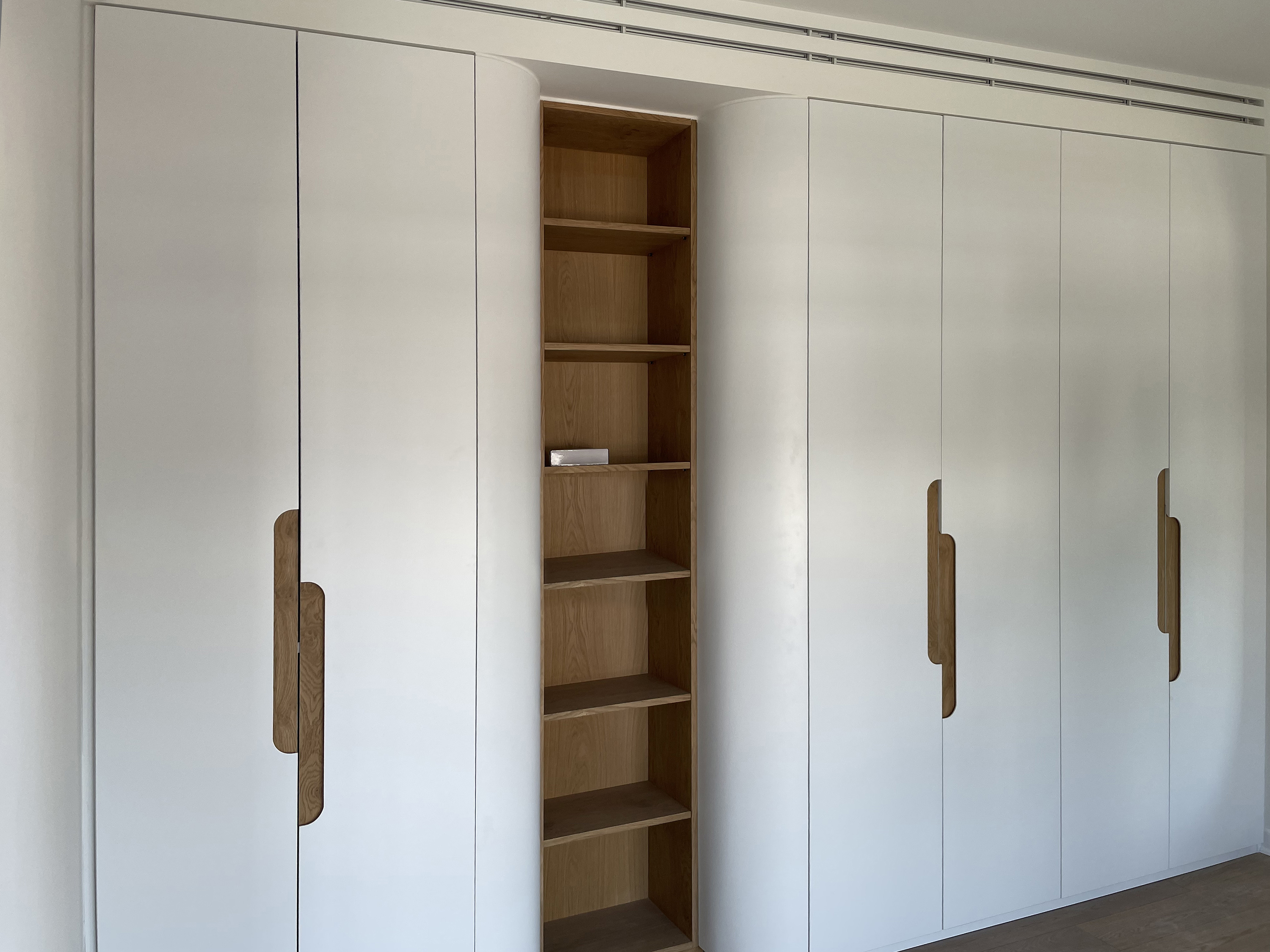 Closet Round Edges - Interior design detail 1 by Ilia Dabiza - Dressing Rooms & Closets