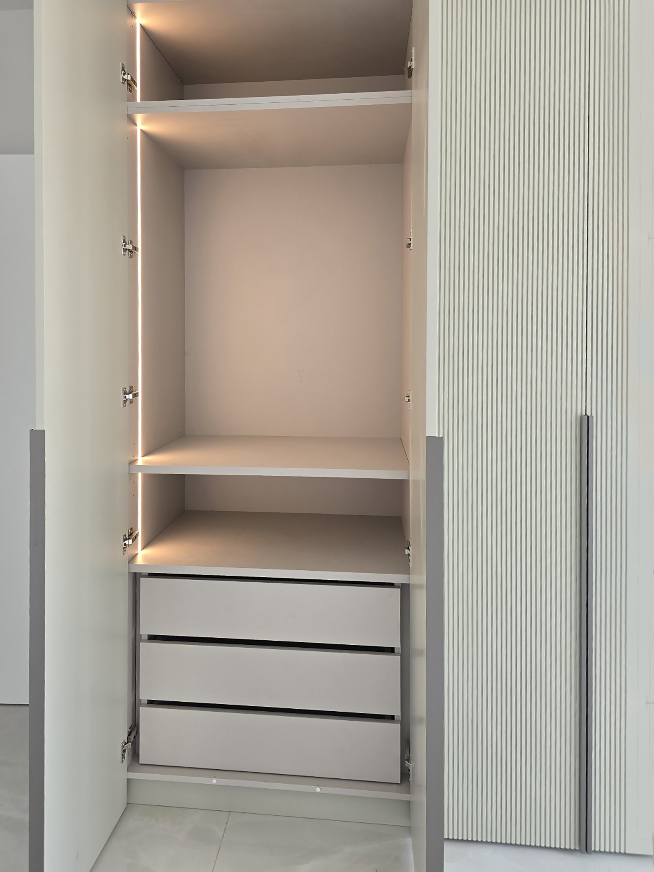 Fluted Wardrobe - Interior design detail 1 by Ilia Dabiza - Dressing Rooms & Closets