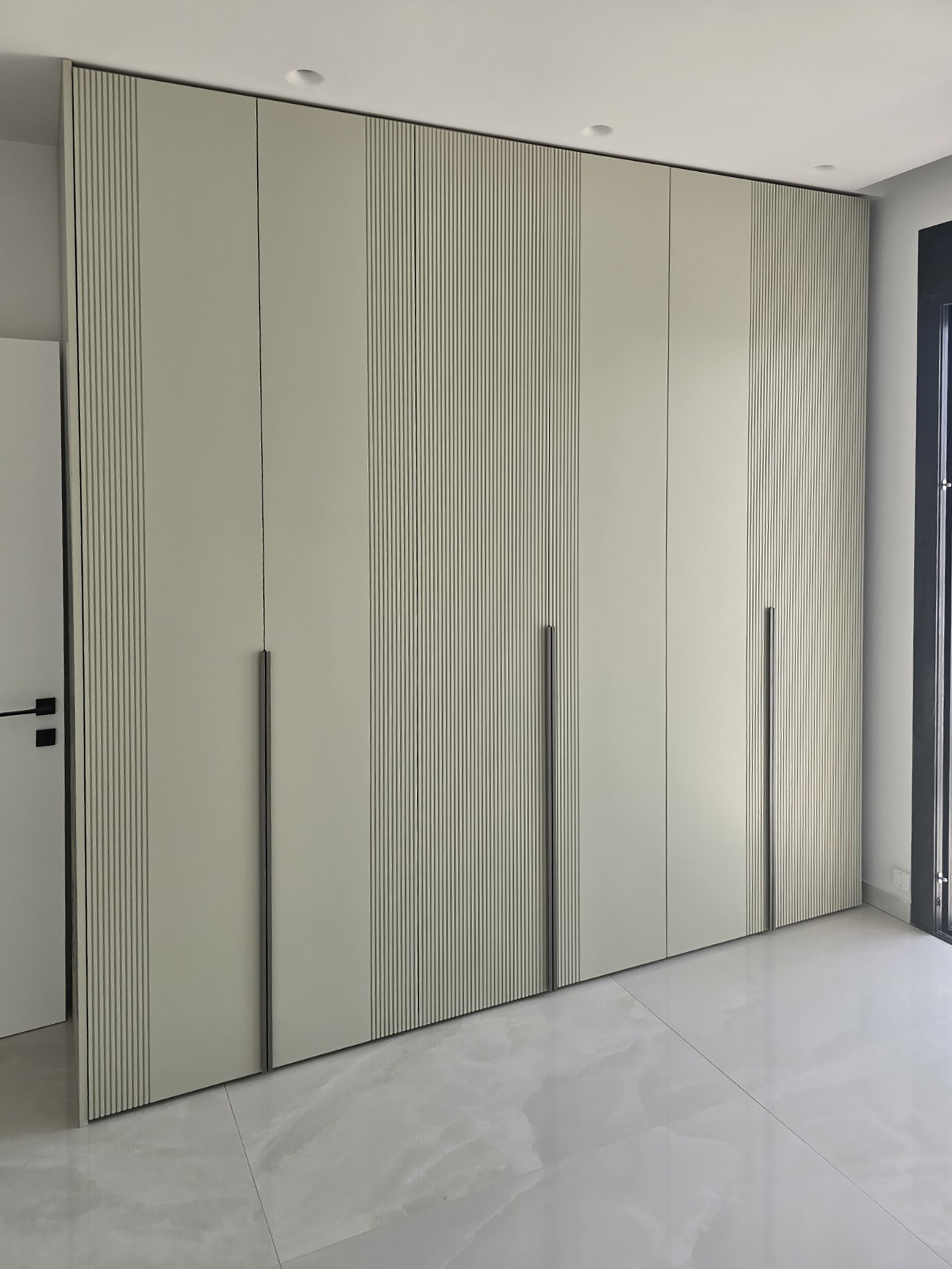 Fluted Wardrobe - Interior design project by Ilia Dabiza - Dressing Rooms & Closets