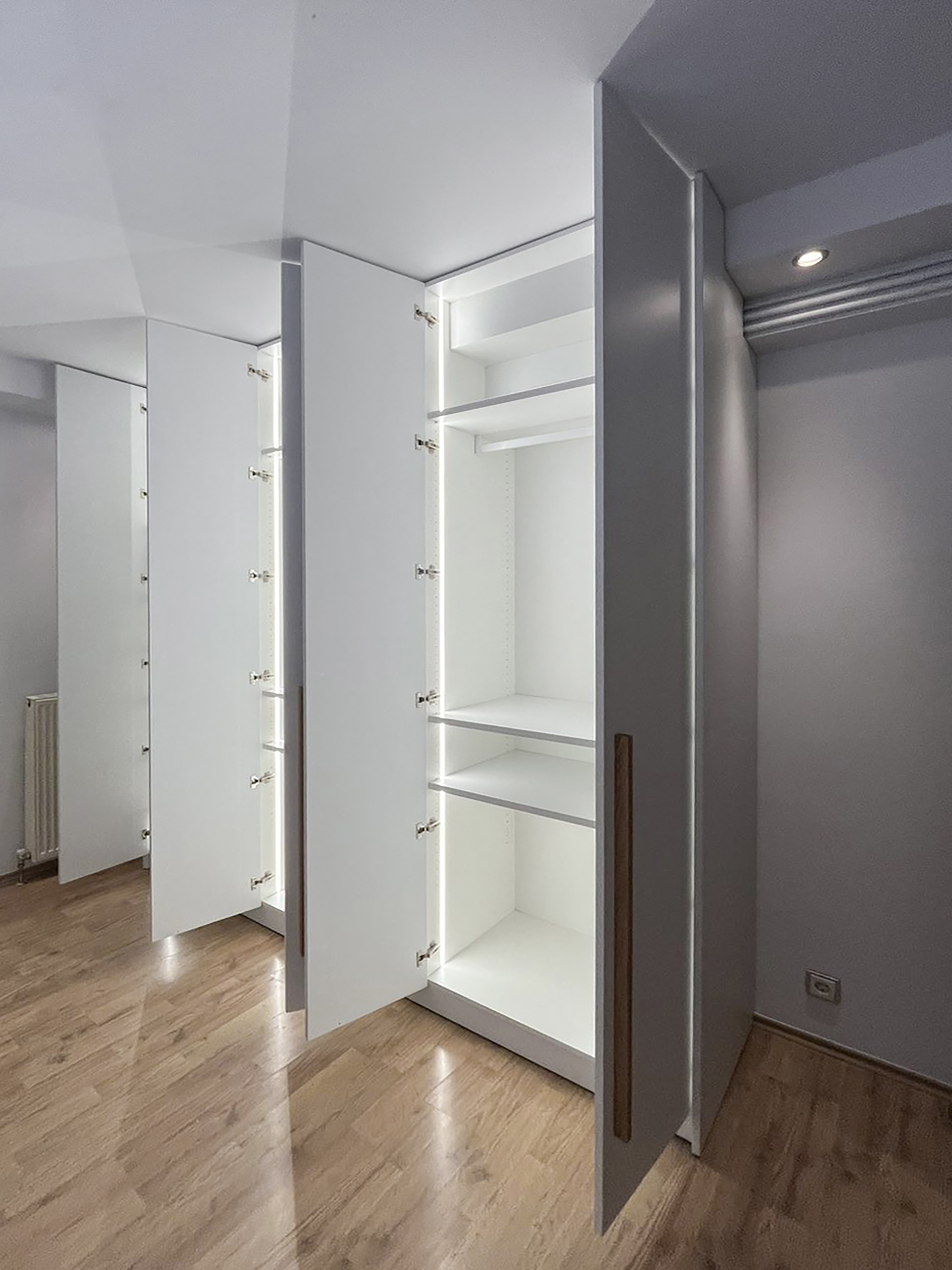 Murphy Wardrobe - Interior design detail 3 by Ilia Dabiza - Dressing Rooms & Closets