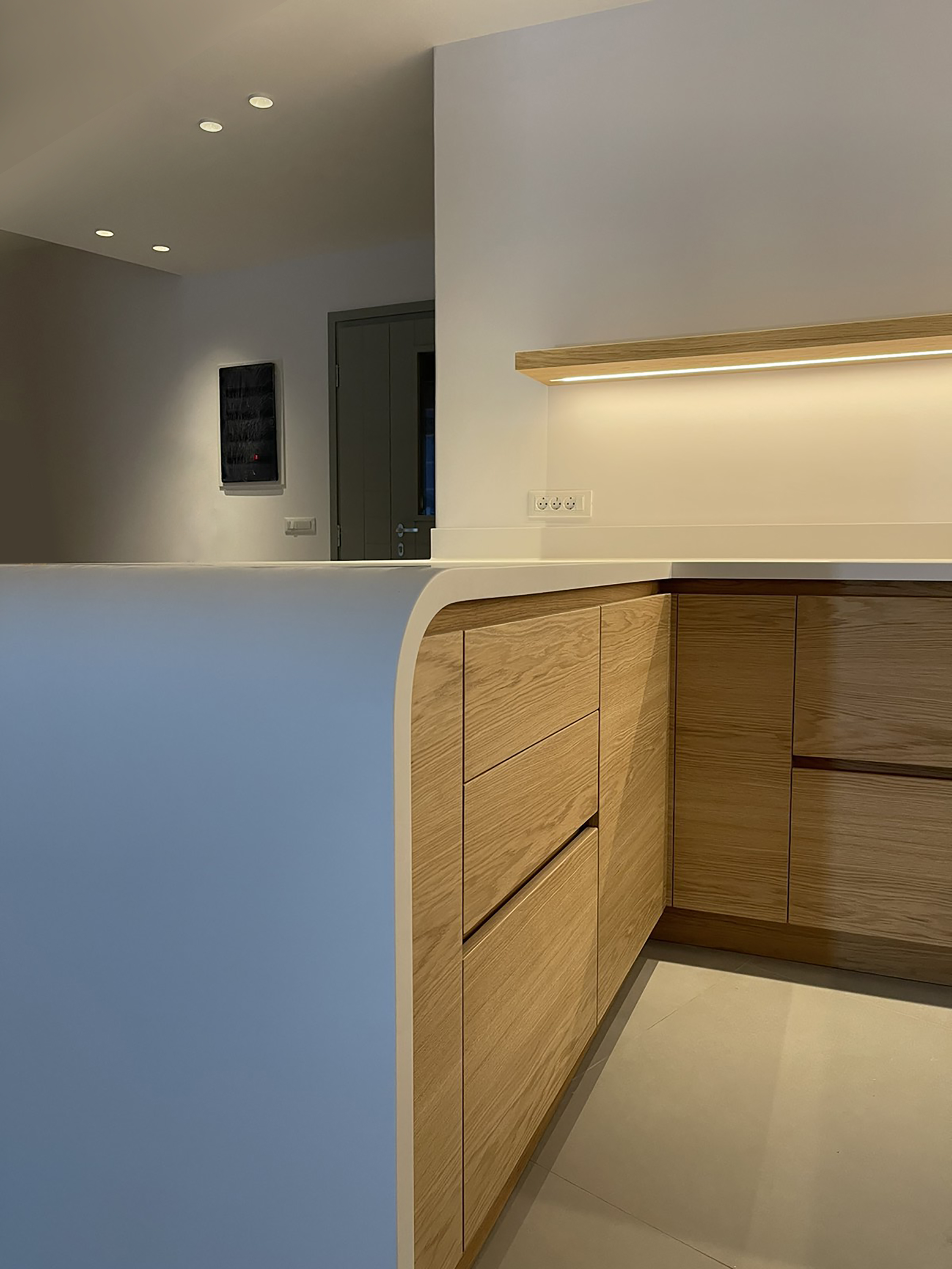 Smooth White & Oak - Interior design detail 2 by Ilia Dabiza - Kitchen