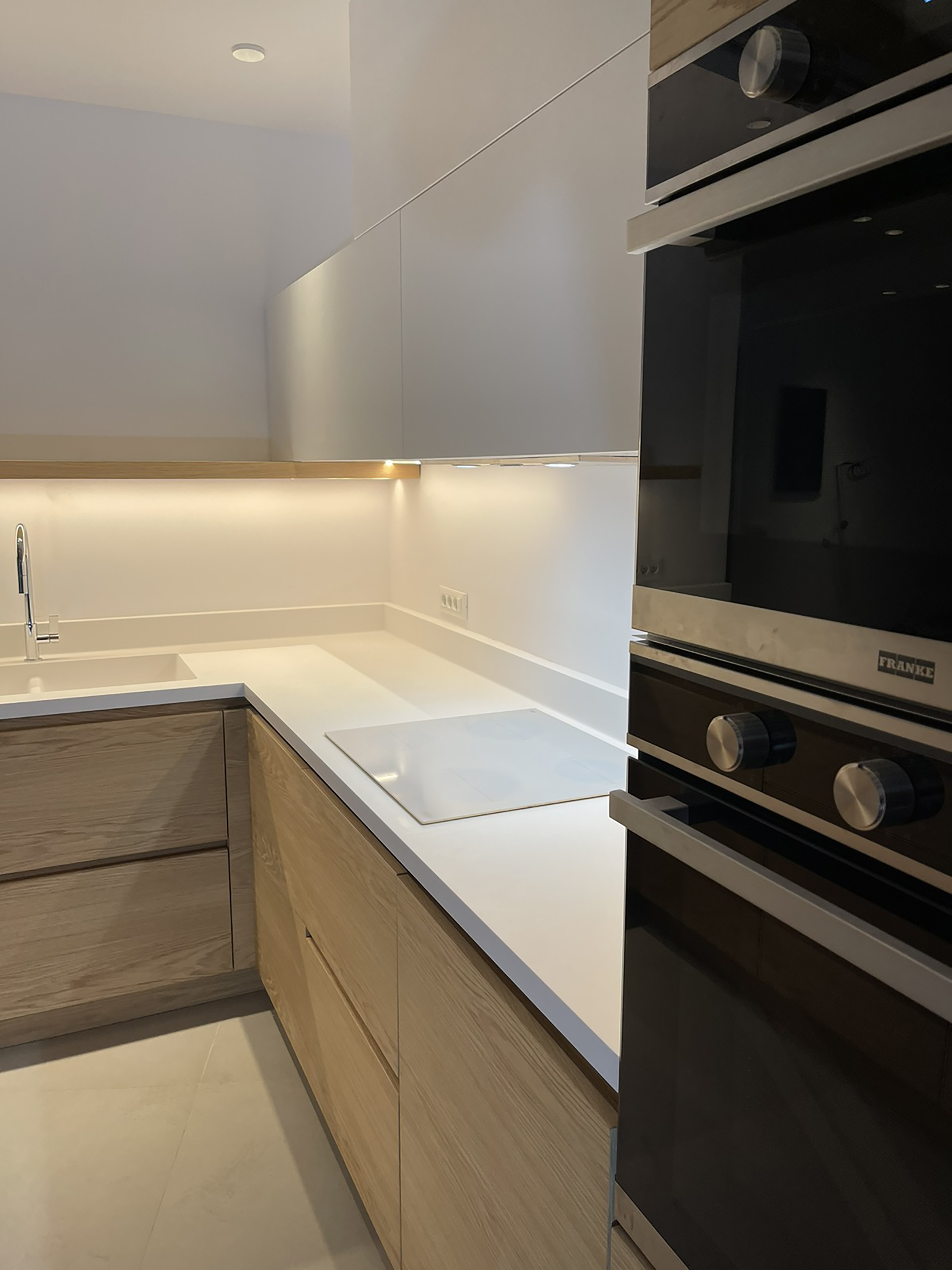 Smooth White & Oak - Interior design detail 4 by Ilia Dabiza - Kitchen