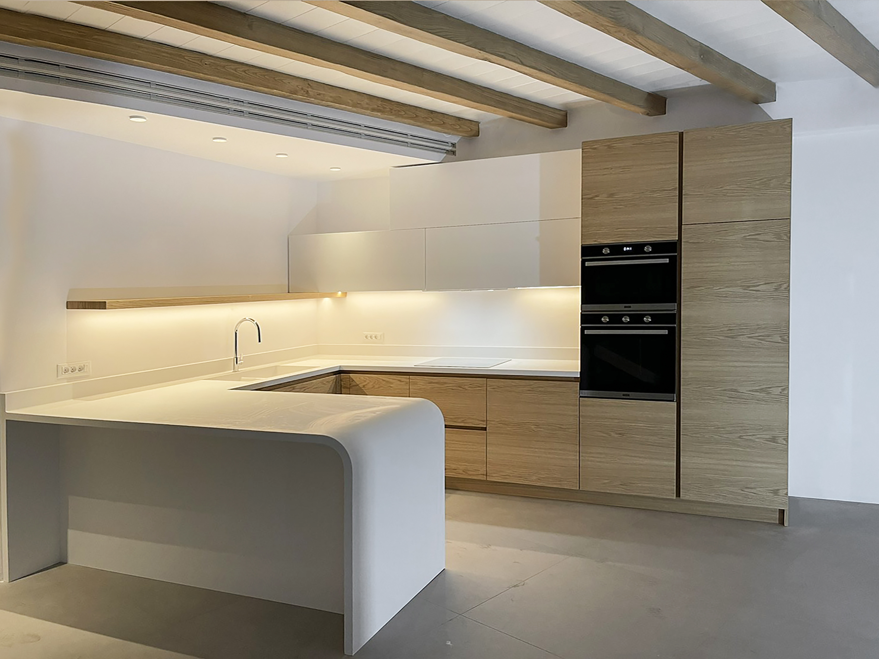 Smooth White & Oak - Interior design project by Ilia Dabiza - Kitchen